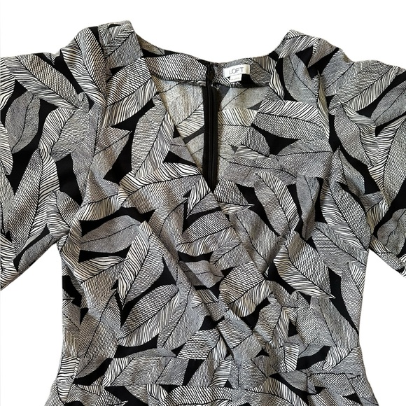 LOFT black & white leaf pattern criss cross front flutter sleeve romper size 10 - Picture 2 of 8